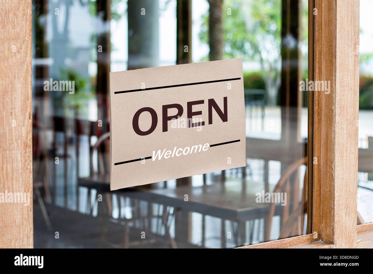 Un panneau indiquant « ouvert » dans un café ou un restaurant est accroché à la porte d'entrée. Banque D'Images