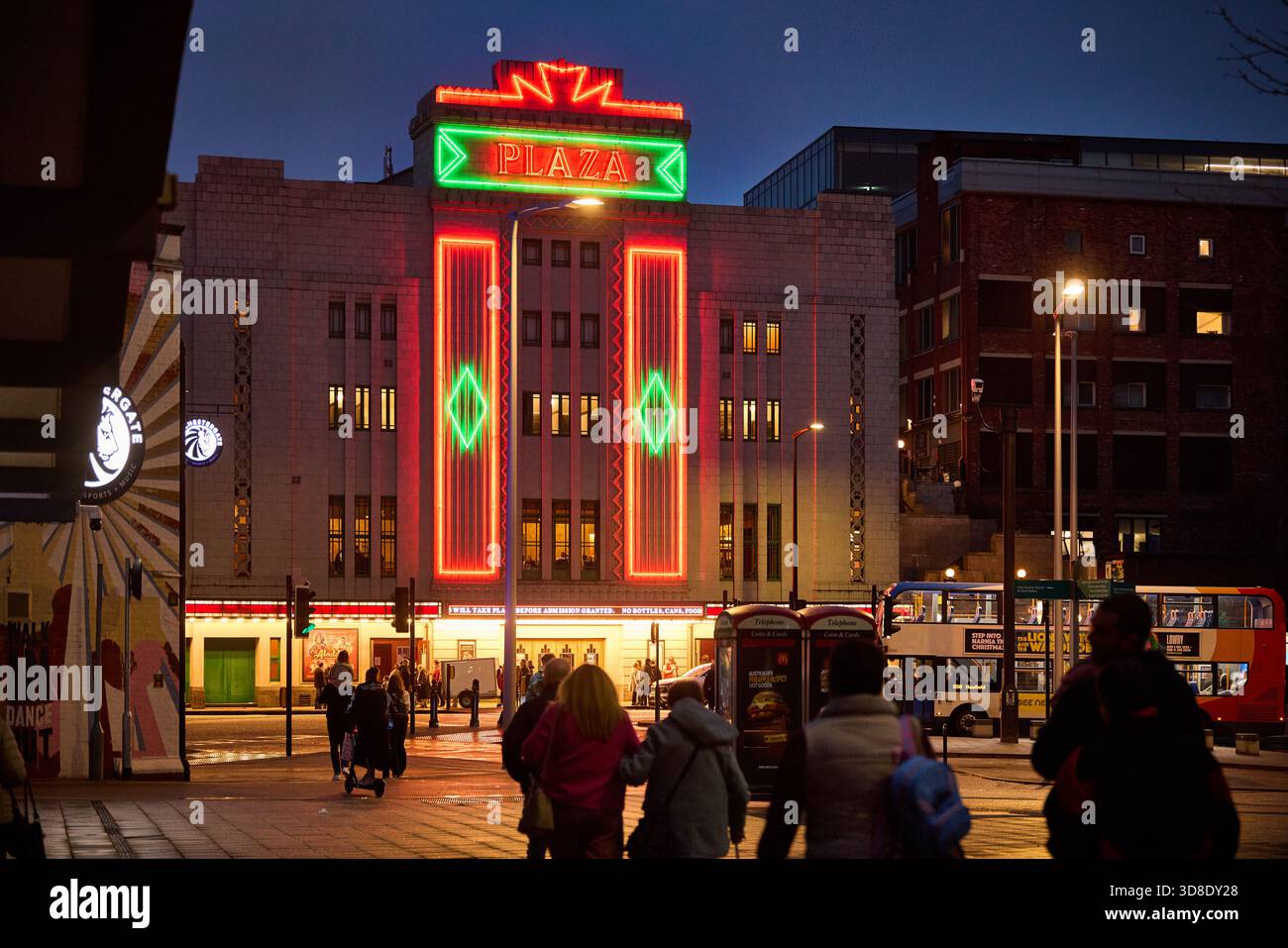 Landmark, The Plaza, Mersey Square, Stockport, cinéma et théâtre art déco classés Grade II* conçus en 1929 par William Thornley Banque D'Images