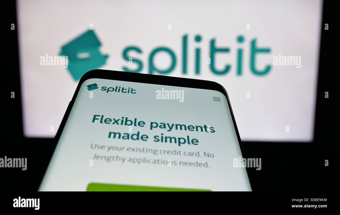 Stuttgart, Allemagne - 11-21-2025 : téléphone portable avec le site de acheter maintenant payer plus tard la société Splitit USA Inc. sur l'écran devant le logo. Banque D'Images