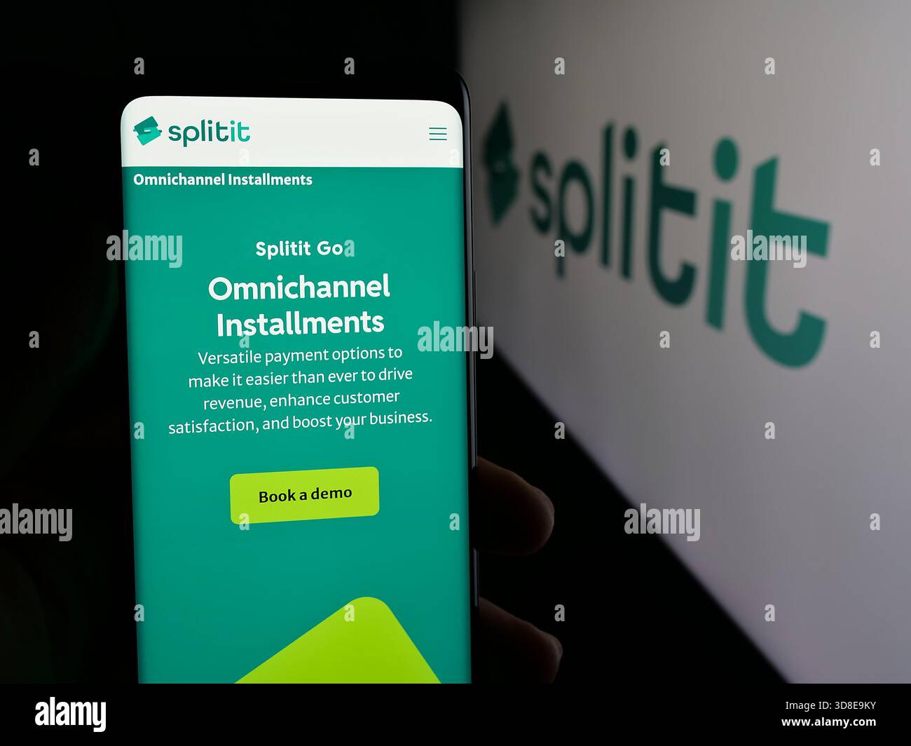 Stuttgart, Allemagne - 11-21-2025 : personne tenant le téléphone portable avec la page web de acheter maintenant payer plus tard la société Splitit USA Inc. sur l'écran devant le logo. Banque D'Images