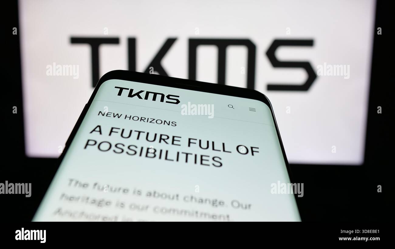 Stuttgart, Allemagne - 11-20-2025 : téléphone portable avec le site Web de la société ThyssenKrupp Marine Systems (TKMS) sur l'écran devant le logo. Banque D'Images