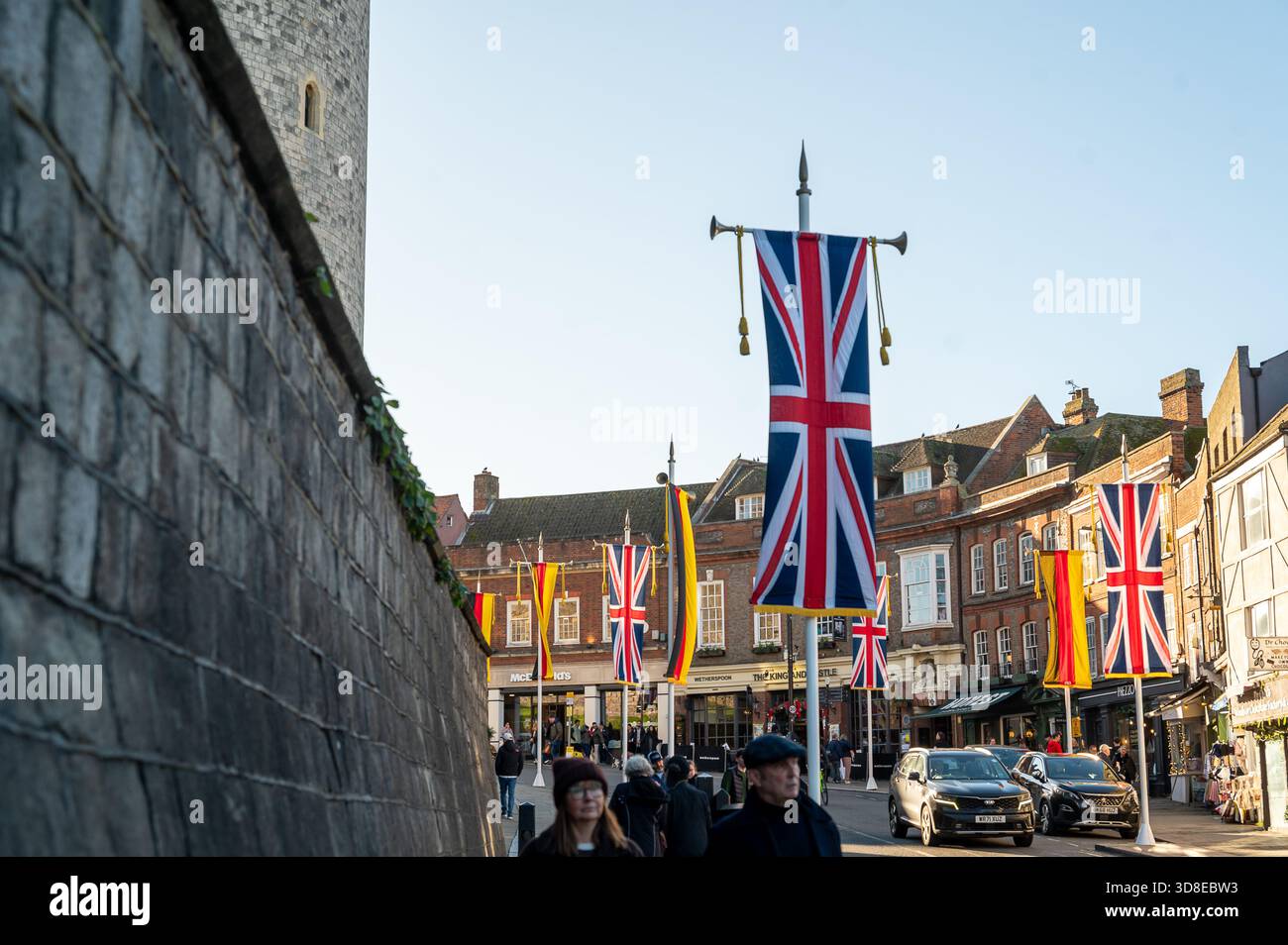 Windsor, Royaume-Uni. 30 novembre 2025. Des drapeaux allemands et de l'Union Jack ont été érigés autour de la ville royale de Windsor & Eton avant la visite d'État du président allemand Frank-Walter Steinmeier mercredi. La police de la vallée de la Tamise a confirmé que les contrôles de l'espace aérien seraient en place les 3 et 4 décembre au-dessus de Windsor, ainsi que des parties de l'est du Berkshire, du Sud Buckinghamshire et du nord du Surrey. Crédit : Maureen McLean/Alamy Live News Banque D'Images