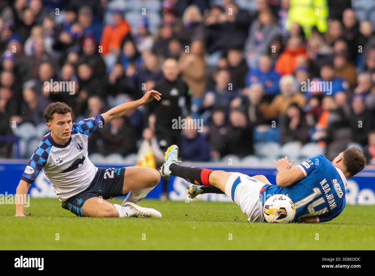 Govan, Écosse. 30 novembre 2025. Nedim Bajrami des Rangers FC se fait renverser par Dylan Tait du Falkirk FC alors qu'il se précipite vers le but lors de la William Hill SPFL premier Division, Rangers FC vs Falkirk FC crédit : Colin Poultney/Alamy Live News Banque D'Images