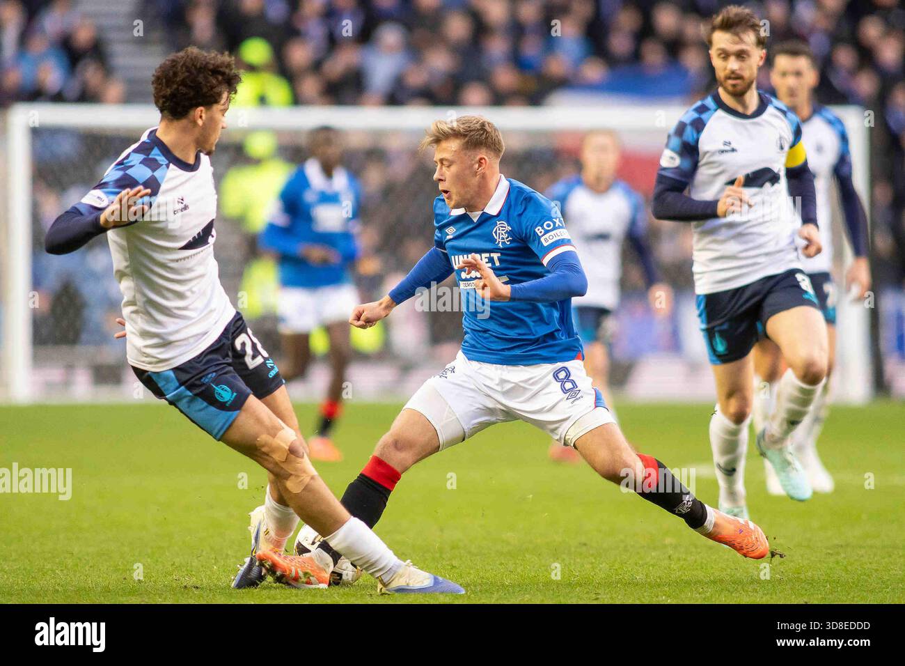 Govan, Écosse. 30 novembre 2025. Connor Barron du Rangers FC réussit à obtenir le ballon devant Filip Lissah du Falkirk FC lors de la William Hill SPFL premier Division, Rangers FC vs Falkirk FC crédit : Colin Poultney/Alamy Live News Banque D'Images