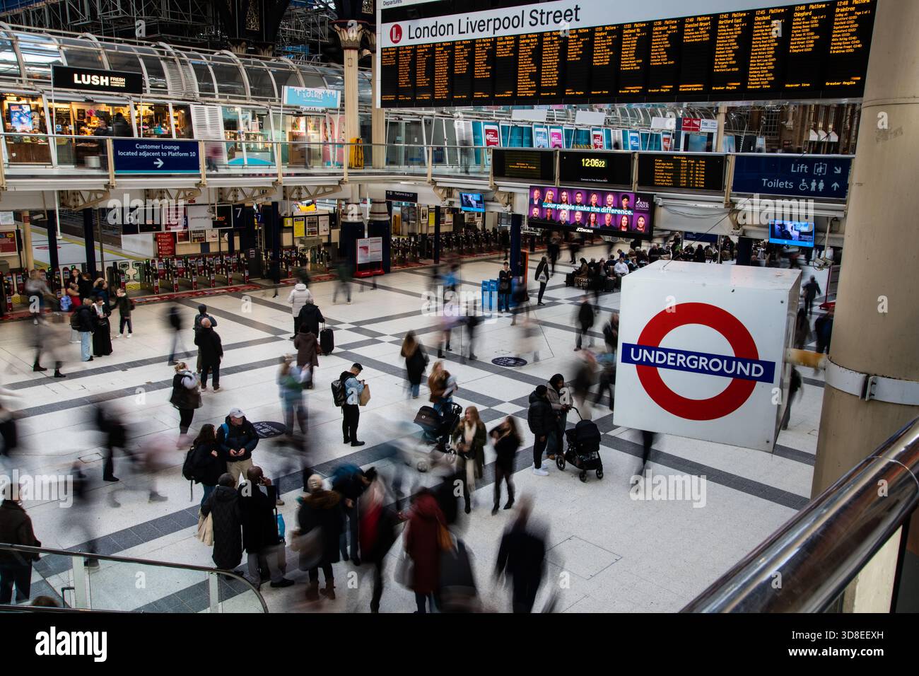 Hall bondé à Liverpool Street Station, Londres, capturant les navetteurs occupés, la vie urbaine et l'énergie du centre de transport de la ville. Banque D'Images