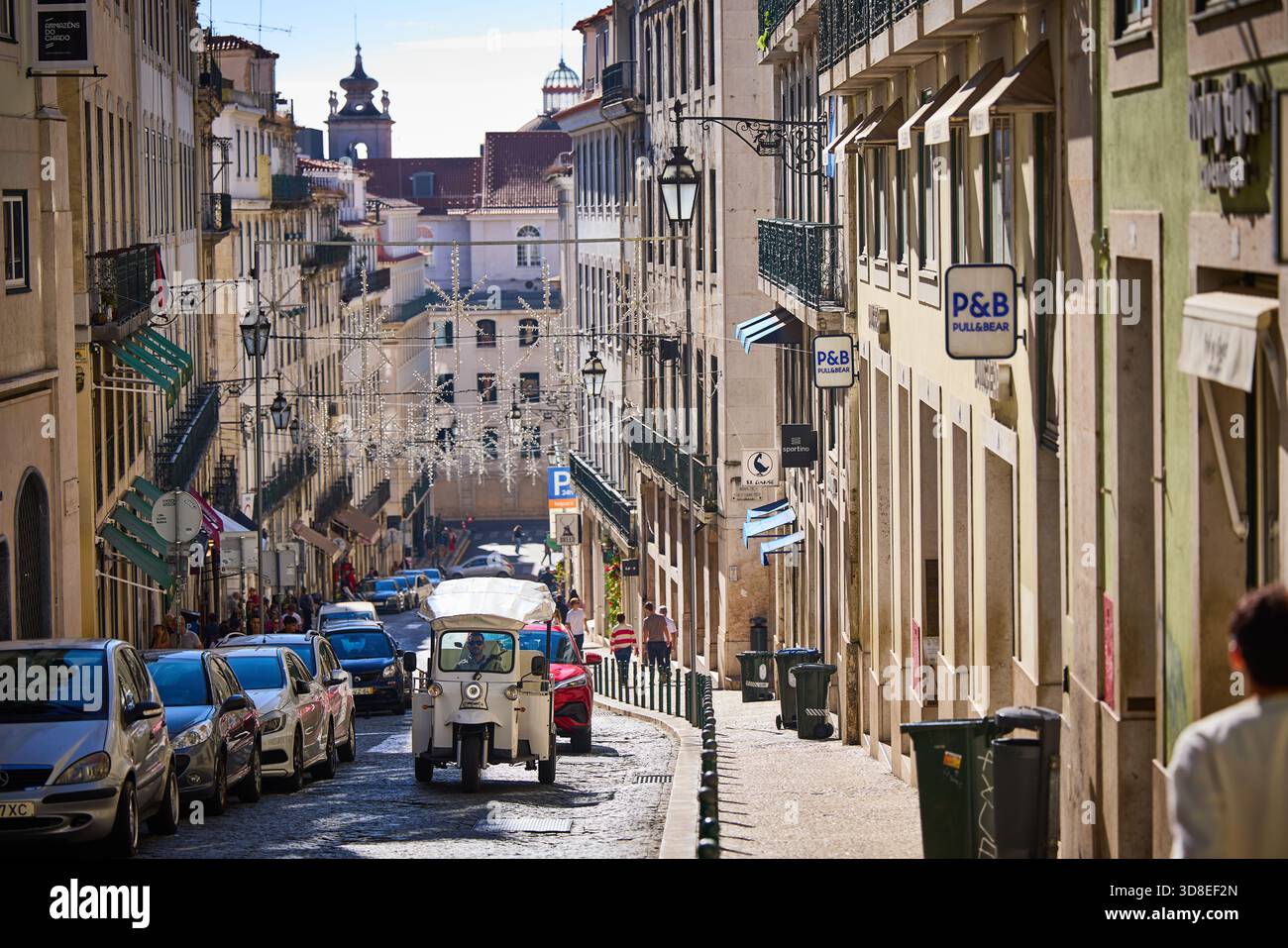Portugal capitale Lisbonne, remorqueur touristique sur une rue escarpée Banque D'Images