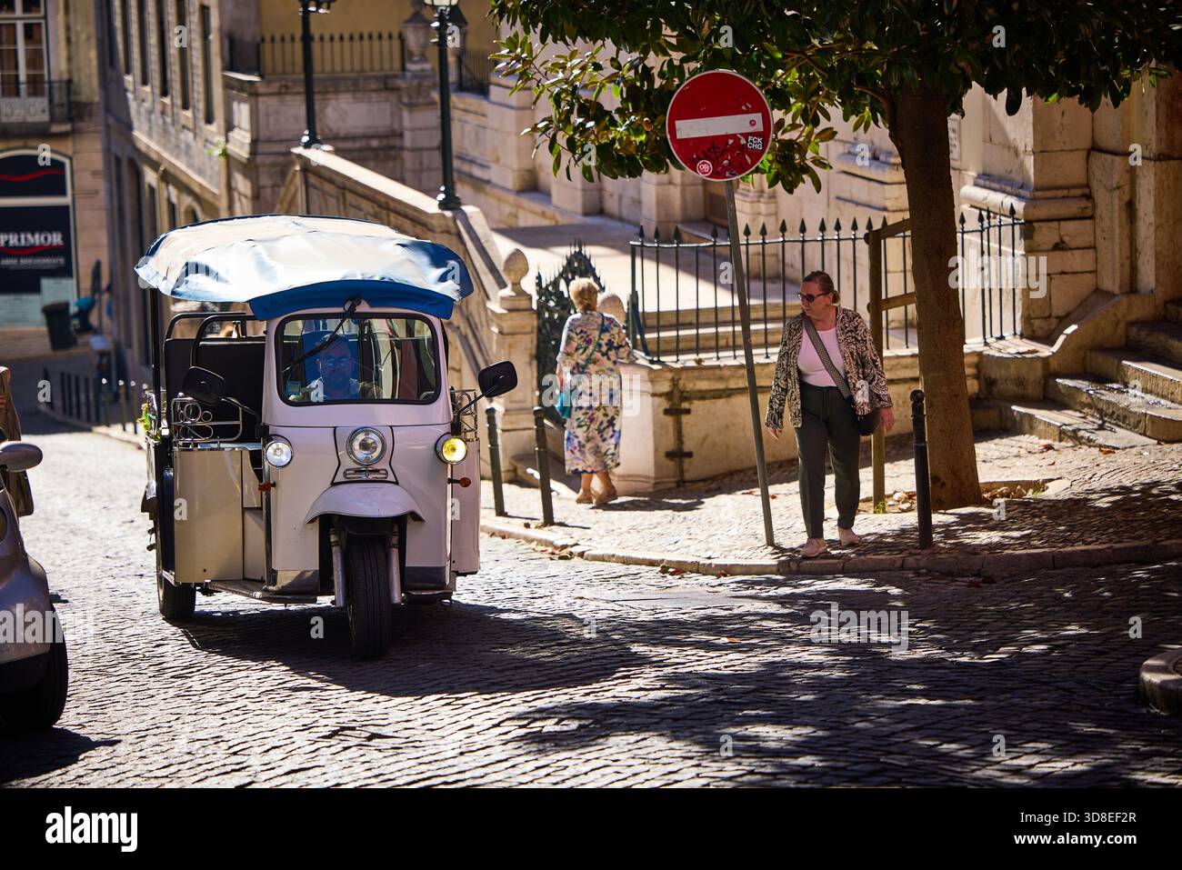 Portugal capitale Lisbonne, remorqueur touristique sur une rue escarpée Banque D'Images