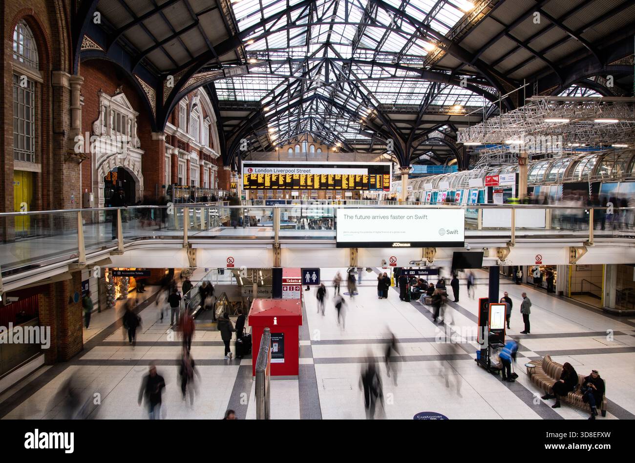 Hall bondé à Liverpool Street Station, Londres, capturant les navetteurs occupés, la vie urbaine et l'énergie du centre de transport de la ville. Banque D'Images