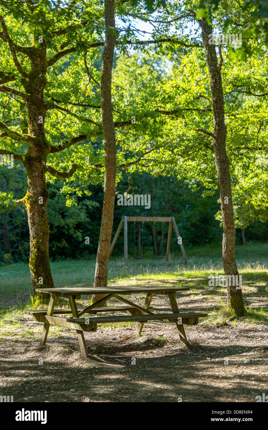 Table de pique-nique en bois et balançoires dans un parc calme à Sellano, Ombrie, Italie Banque D'Images