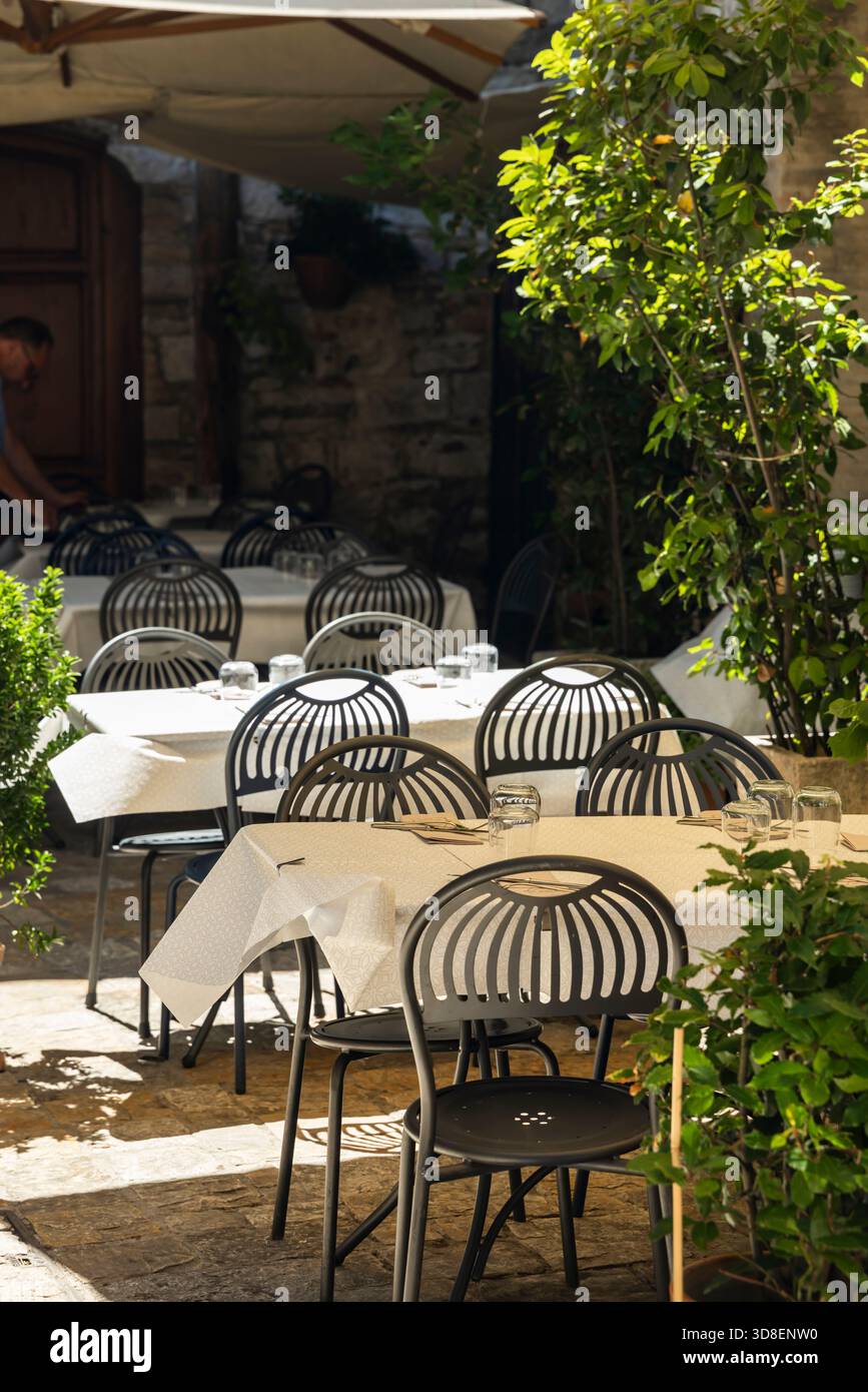 Tables de restaurant extérieures vides avec chaises, mis pour dîner par une journée ensoleillée Banque D'Images