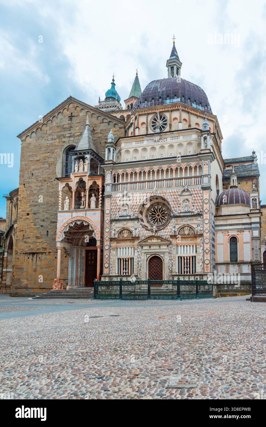 Façade de la chapelle Colleoni ornée dans la vieille ville de Bergame, Citta Alta, Lombardie, Italie. Place de la ville pavée italienne avec Renaissance et Lombard Banque D'Images