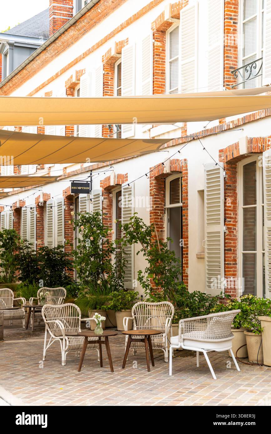 Le patio extérieur d'Epernay offre des sièges confortables et une ambiance de réception accueillante Banque D'Images