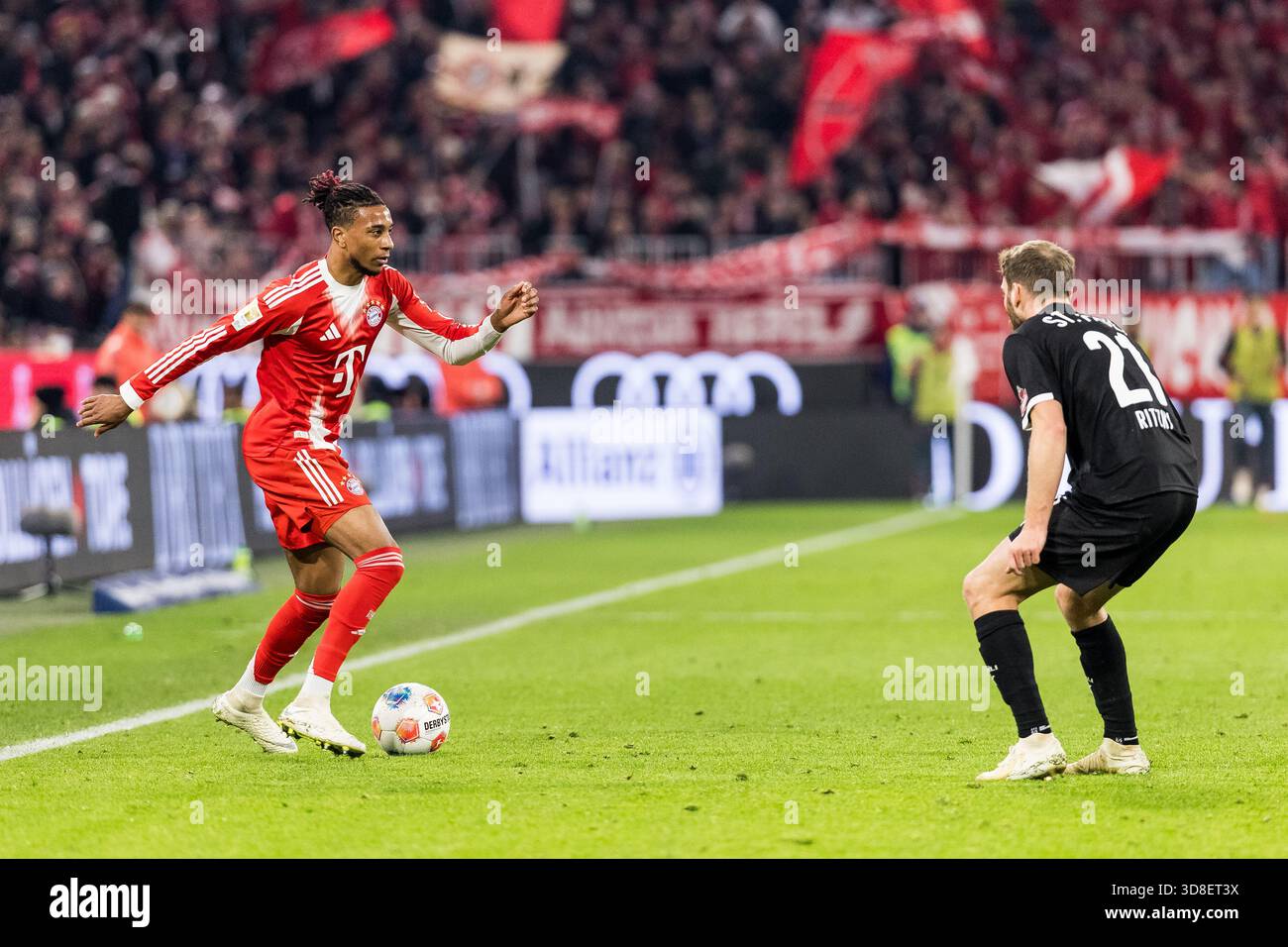 MUNICH, ALLEMAGNE - NOVEMBRE 29 : Michael Olise (FC Bayern Munich, 17 ans) avec le ballon lors du match de Bundesliga [Bundesliga] entre FC Bayern Munich vs FC fait Pauli Hamburg à Allianz Arena le jour 12 du 1. Bundesliga [Bundesliga] en novembre Banque D'Images