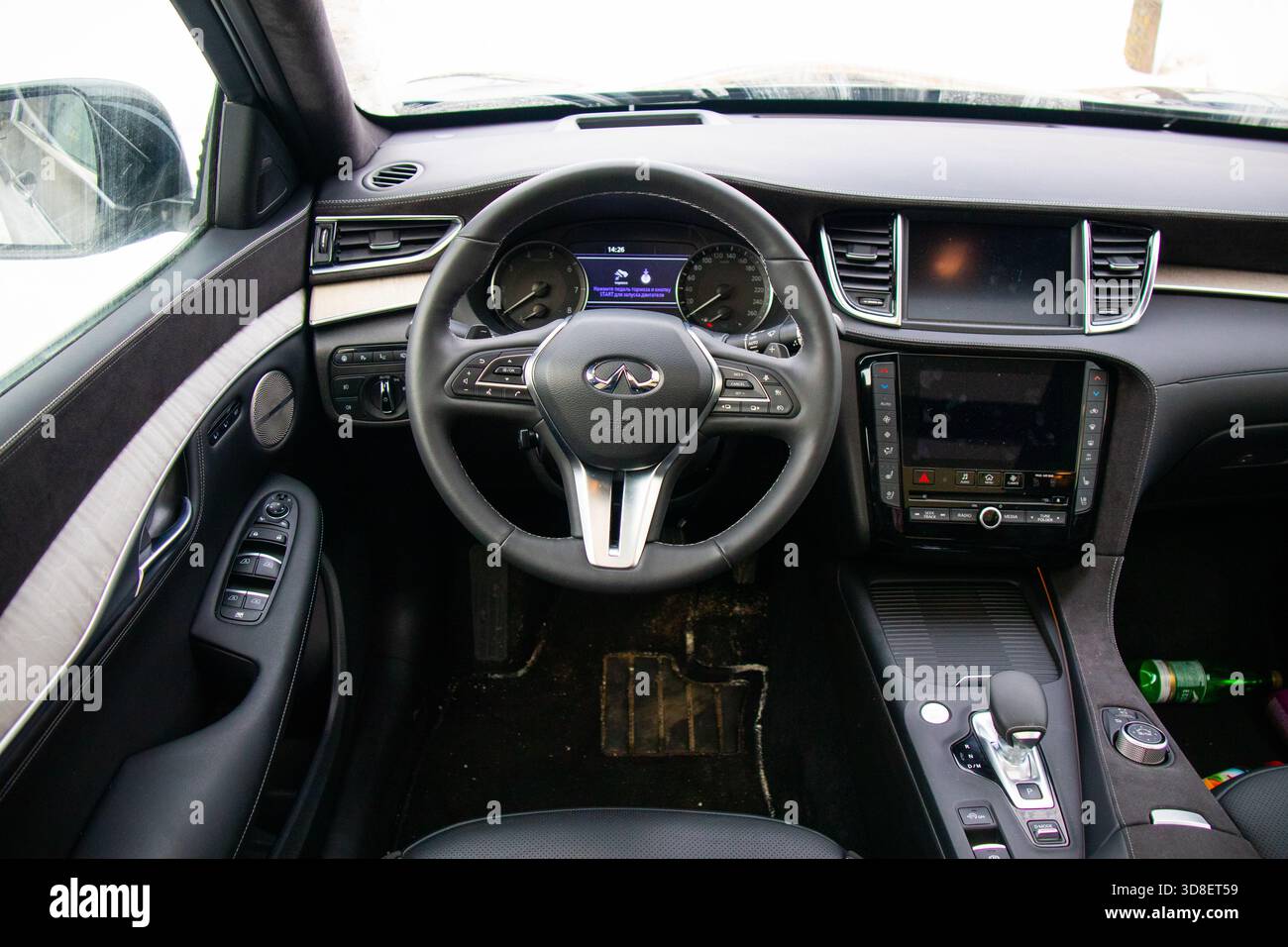 Moscou, Russie - 13 décembre 2024 : vue directe du volant, du tableau de bord et du système d'infodivertissement à double écran tactile à l'intérieur de la cabine Banque D'Images