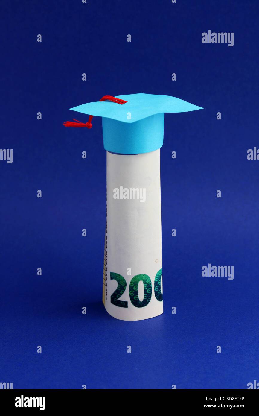 Plafonnement du diplôme sur un rouleau pour deux cents euros, coût de l'éducation Banque D'Images