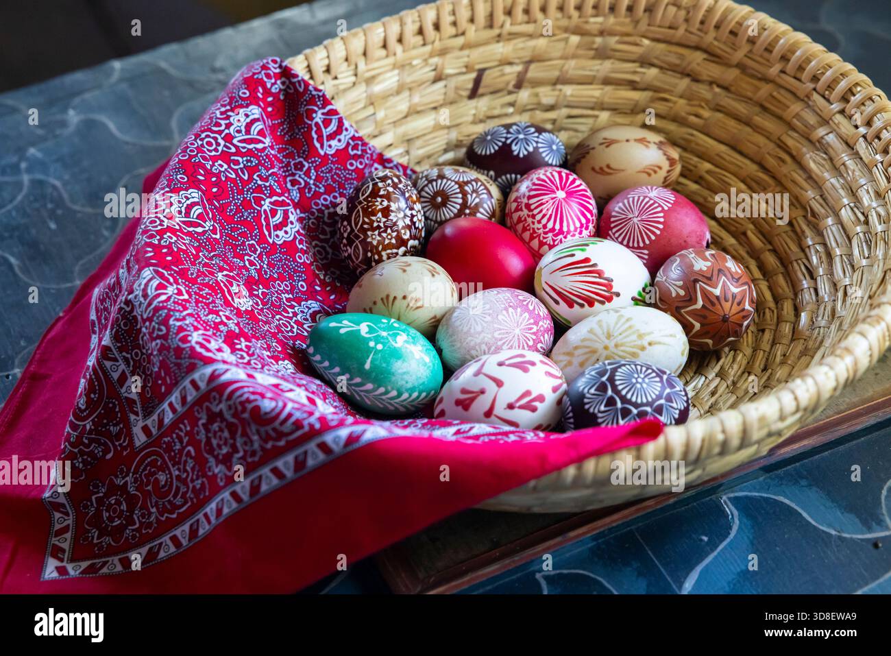 Panier en osier rempli d'œufs colorés décorés, représentant les traditions de Pâques tchèques à Kourim Banque D'Images