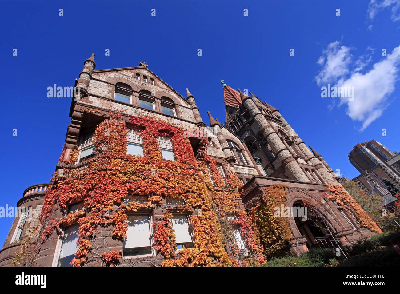 L'édifice Old Vic du Victoria College de l'Université de Toronto, architecture romane construite en 1891, avec feuillage d'automne Banque D'Images