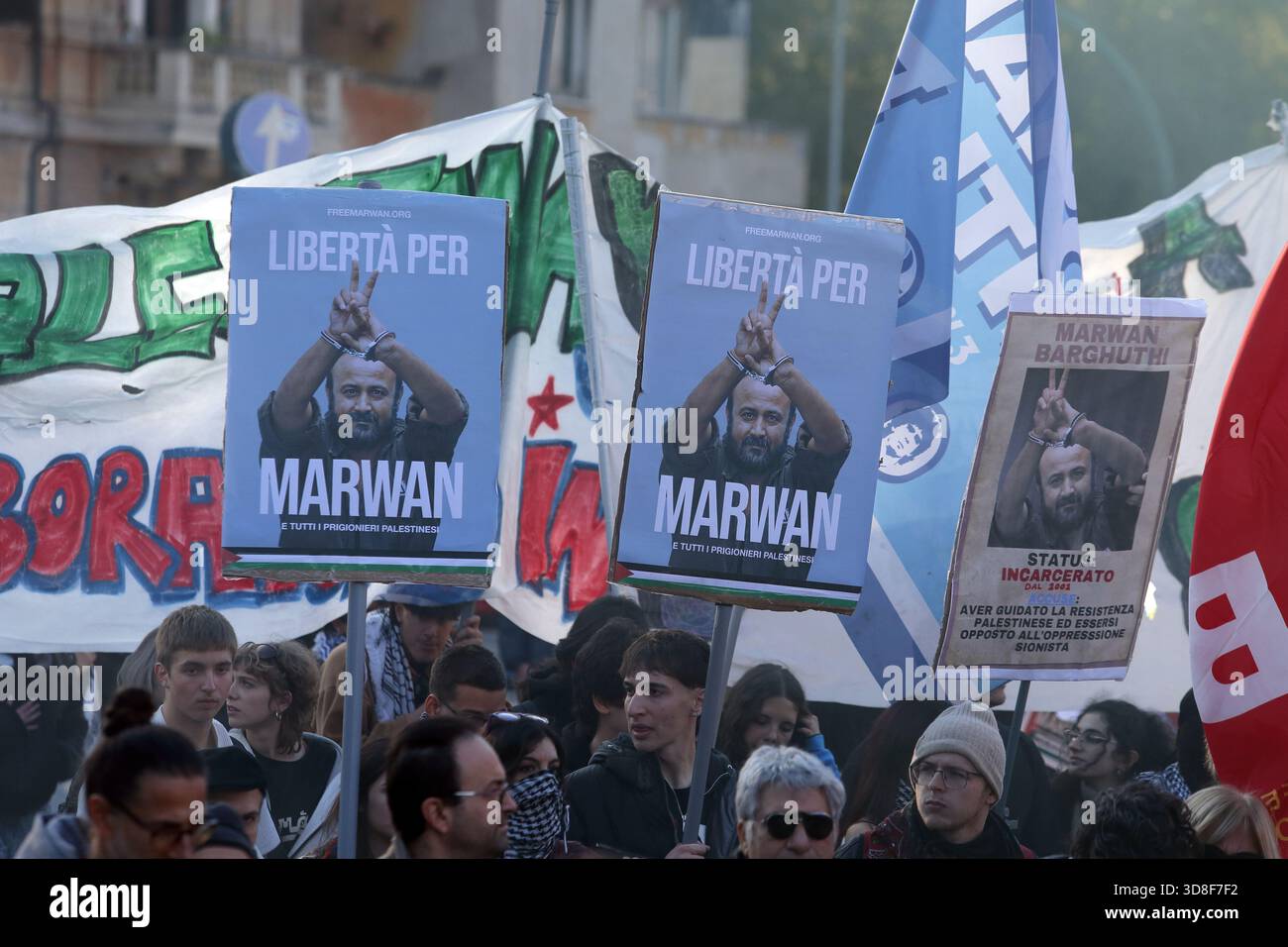 Les manifestants tiennent des pancartes demandant la liberté de Marwan Barghouti lors d'un rassemblement pro-palestinien à Rome le 29 novembre 2025 Banque D'Images