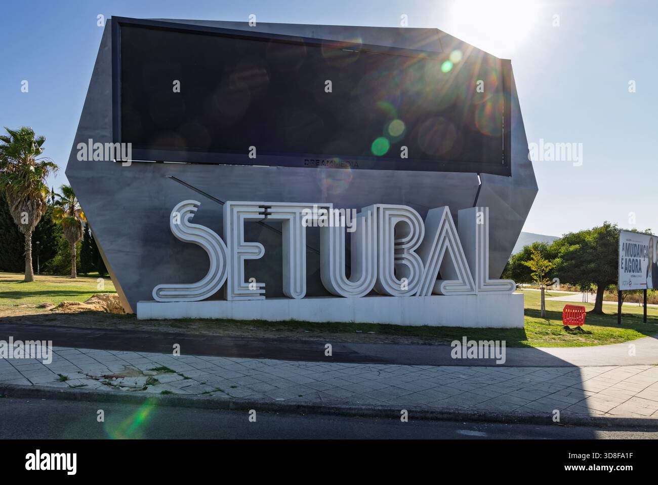 Le grand panneau de nom de la ville 'SETUBAL', un point de repère public moderne pour les touristes, par une journée ensoleillée avec un éclat lumineux de lentille. Setubal, Portugal. 18 août 2025. Banque D'Images