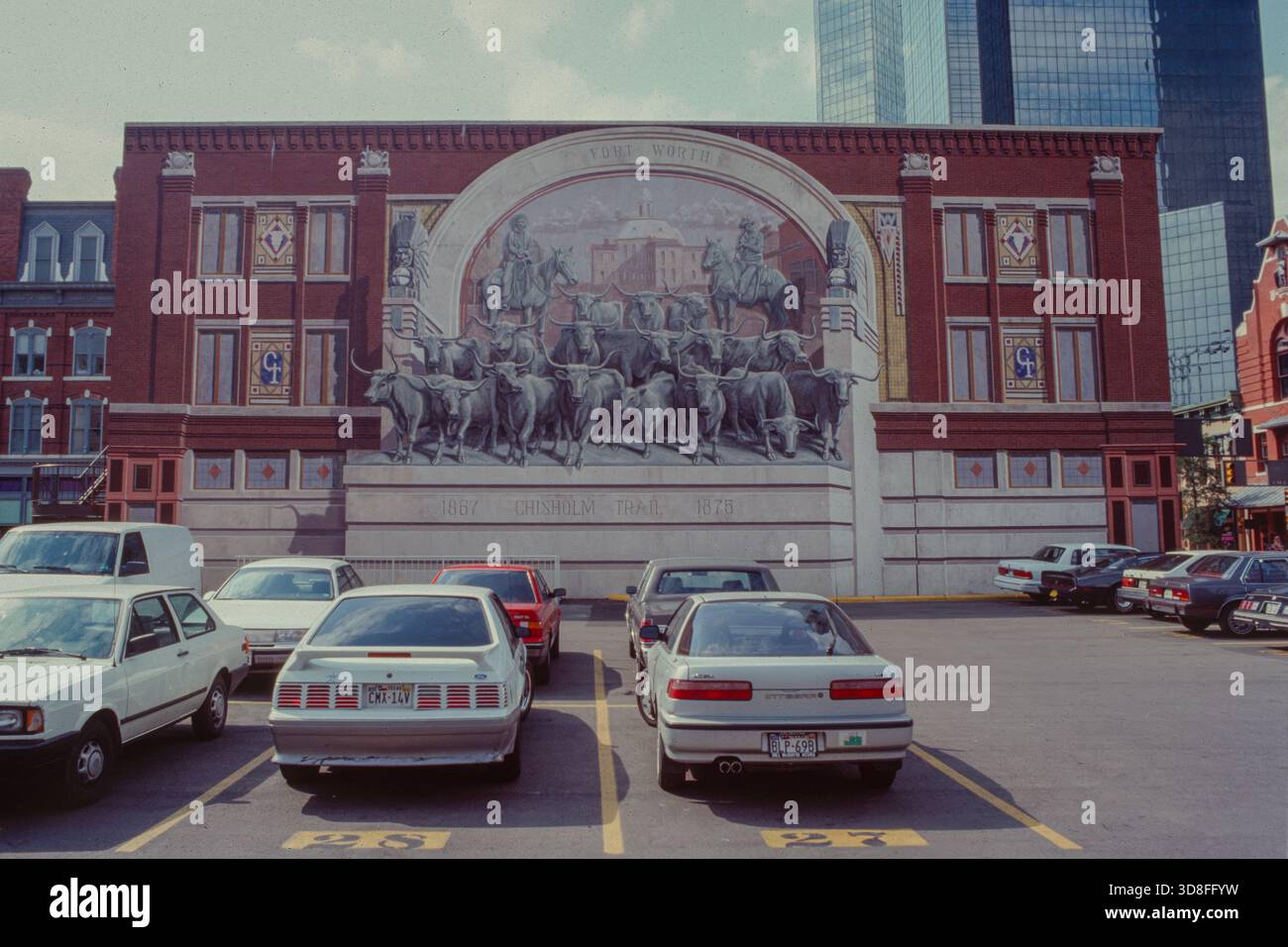 La fresque du sentier Chisholm se trouve sur la façade sud du bâtiment 1908 Jett, à Sundance Square, au centre-ville de Fort Worth. Photographiée ici à l'été 1991, elle a été peinte en 1988 par Richard Haas et commémore le segment Fort Worth des chasses de bétail de Chisholm Trail de 1867 à 1875. Banque D'Images