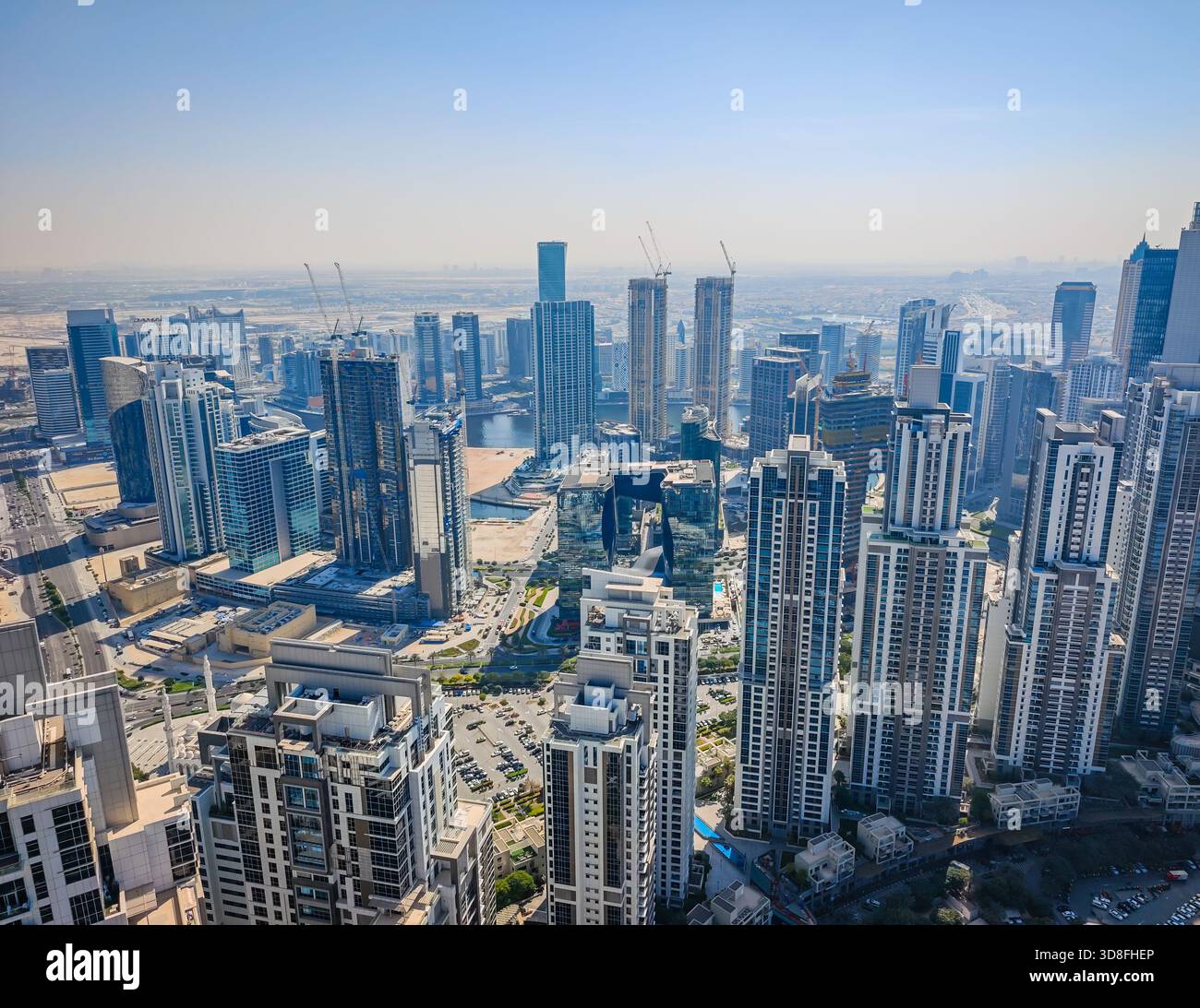 11 29 2025 - Dubaï, Émirats arabes Unis. Baie d'affaires de Dubaï et skyline du centre-ville avec beaucoup de travaux en cours. Vue panoramique sur drone aérien Banque D'Images