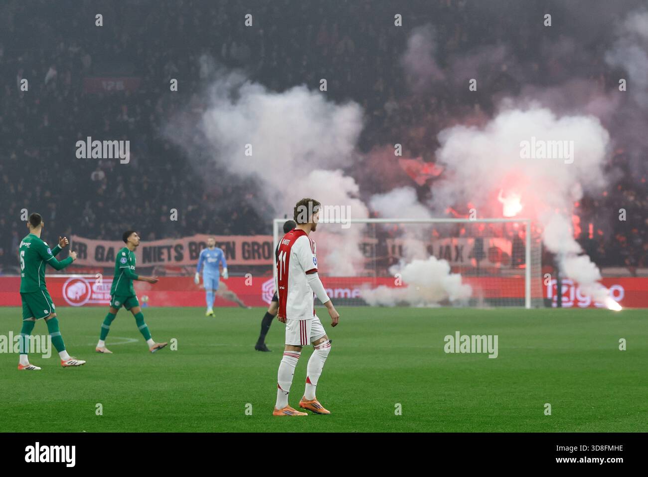 Fans de l'Ajax, feu d'artifice, joueur de l'Ajax Mika Godts lors du match néerlandais Eredivisie entre l'AFC Ajax et le FC Groningen au Johan Cruyff Arena le 30 novembre 2025 à Amsterdam, pays-Bas. (Crédit : Henk Jan Dijks/MTB-photo/Alamy Live News) Banque D'Images