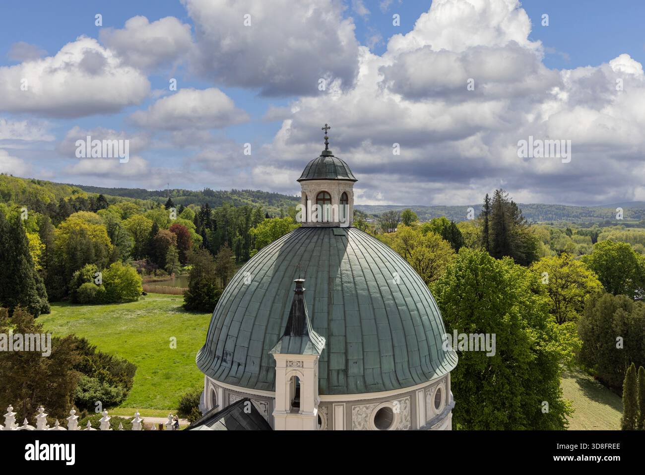Krasiczyn, Pologne - 1er mai 2025 : tour divine avec dôme au sommet du château de Krasiczyn du XVIe siècle. Il a été construit dans le style Renaissance-maniériste Banque D'Images