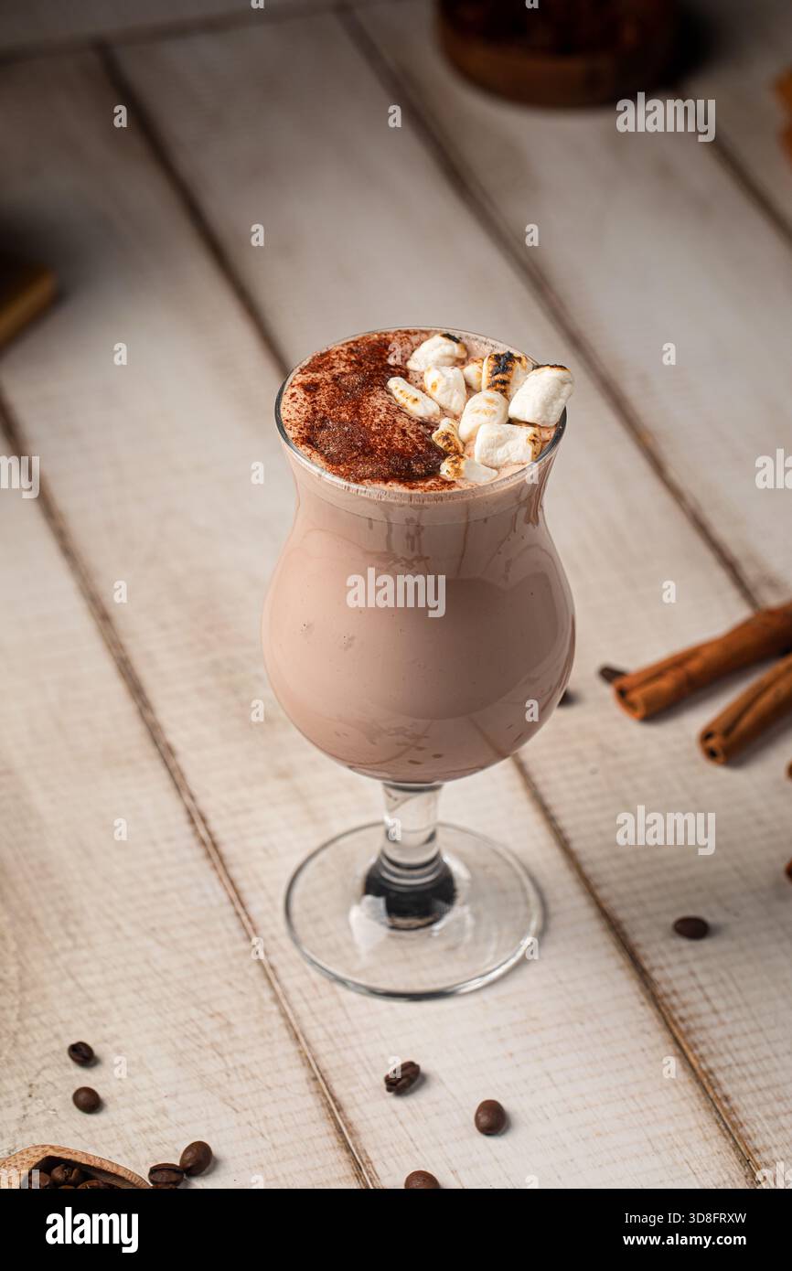 Boisson au chocolat crémeuse aux guimauves Banque D'Images