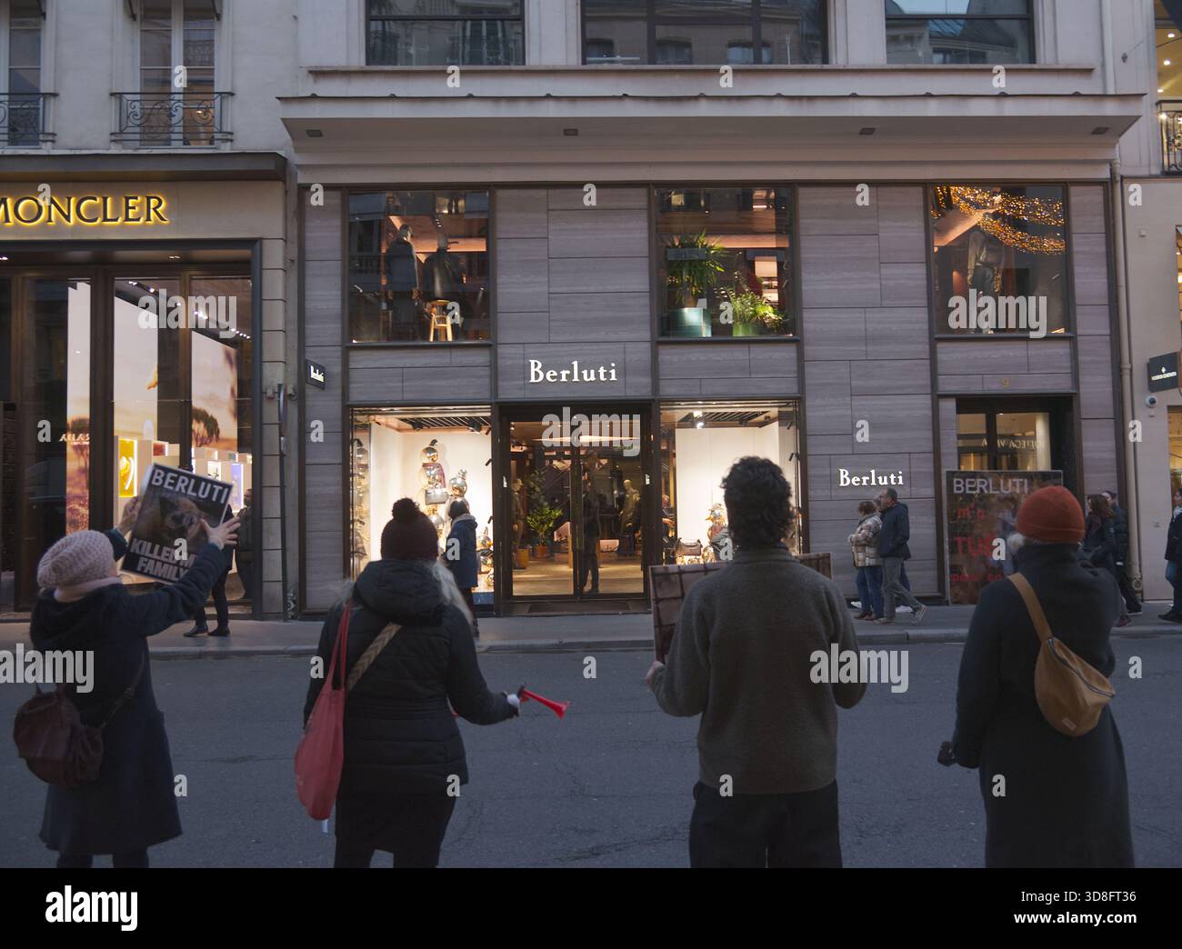 Paris, France. 30 novembre 2025.démonstration dans le cadre d'une campagne internationale visant à obtenir l'adoption d'une politique sans fourrure par la marque de luxe 'Berluti', qui appartient au groupe LVMH. À Paris, France. 30 novembre 2025. Crédit photo : saïd Anas/Alamy Live News. Banque D'Images