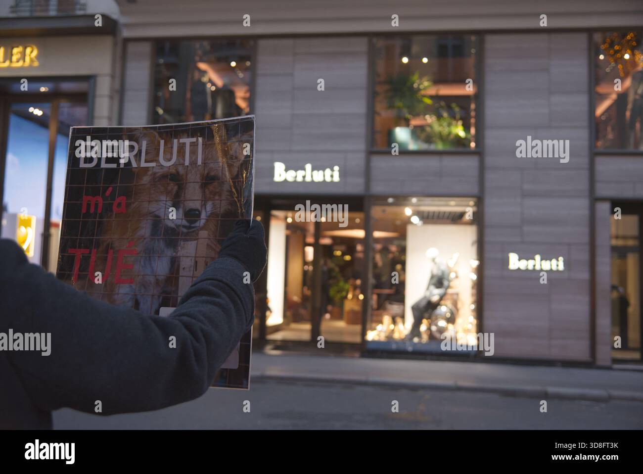 Paris, France. 30 novembre 2025.démonstration dans le cadre d'une campagne internationale visant à obtenir l'adoption d'une politique sans fourrure par la marque de luxe 'Berluti', qui appartient au groupe LVMH. À Paris, France. 30 novembre 2025. Crédit photo : saïd Anas/Alamy Live News. Banque D'Images