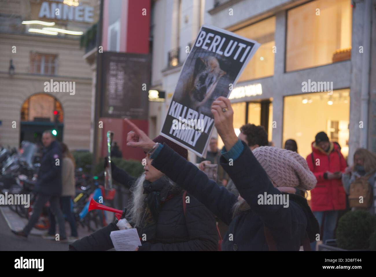 Paris, France. 30 novembre 2025.démonstration dans le cadre d'une campagne internationale visant à obtenir l'adoption d'une politique sans fourrure par la marque de luxe 'Berluti', qui appartient au groupe LVMH. À Paris, France. 30 novembre 2025. Crédit photo : saïd Anas/Alamy Live News. Banque D'Images