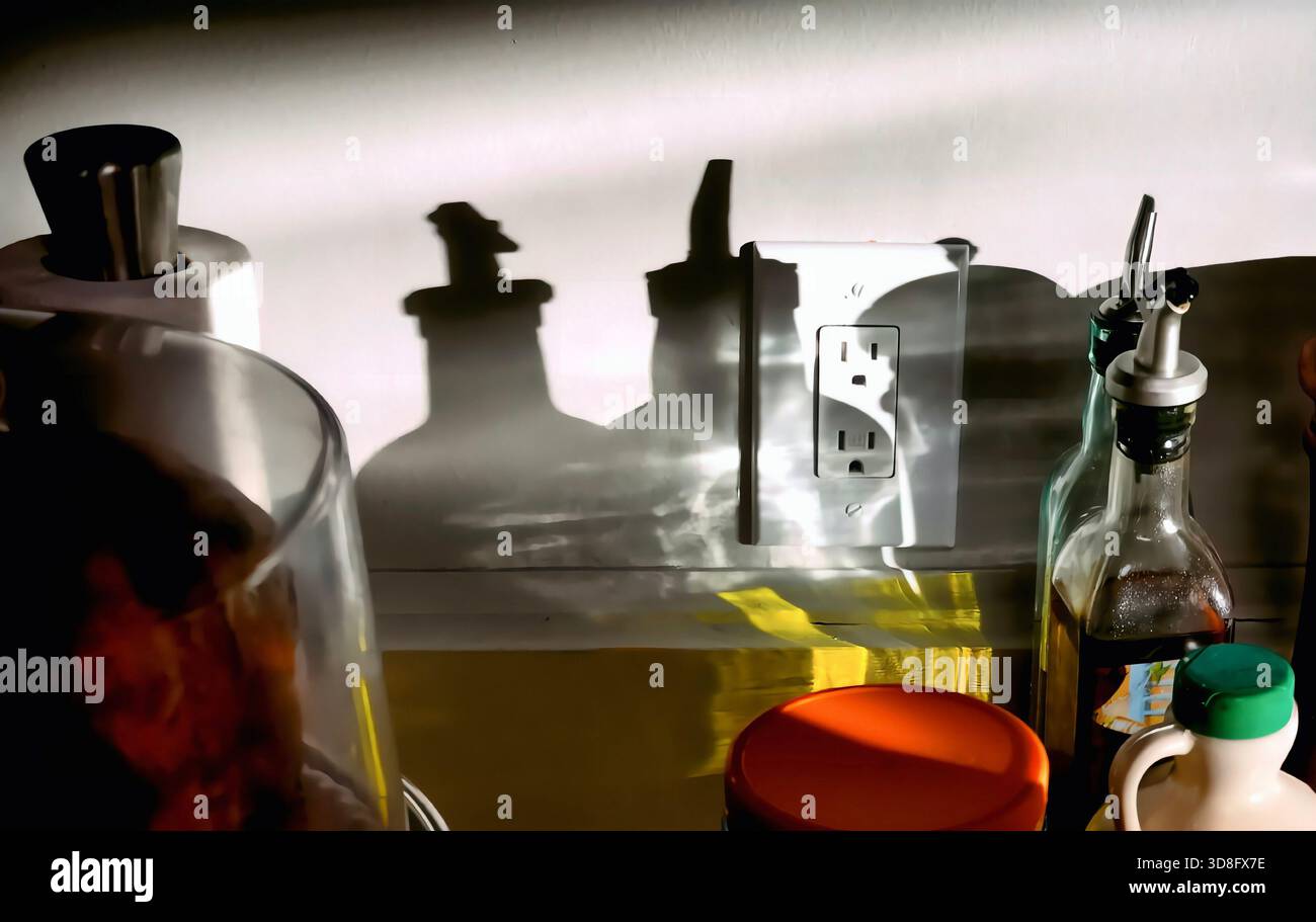 Ombres sur le mur dans la cuisine Banque D'Images