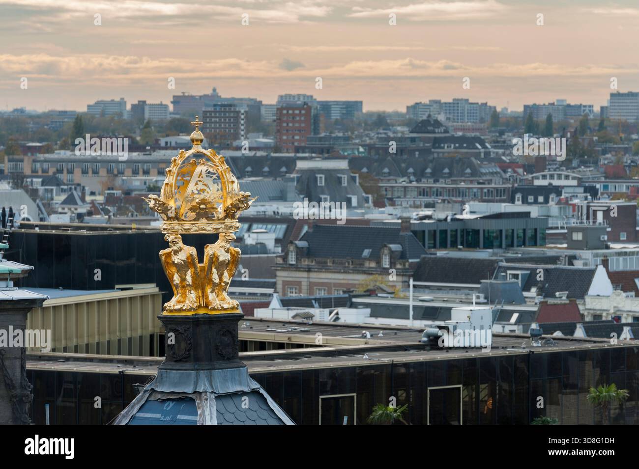 Amsterdam : couronne impériale plaquée or (cuivre) soutenue par des aigles. Ancien symbole d'Amsterdam sur le toit de l'ancien Palais Royal, initialement hôtel de ville. Banque D'Images