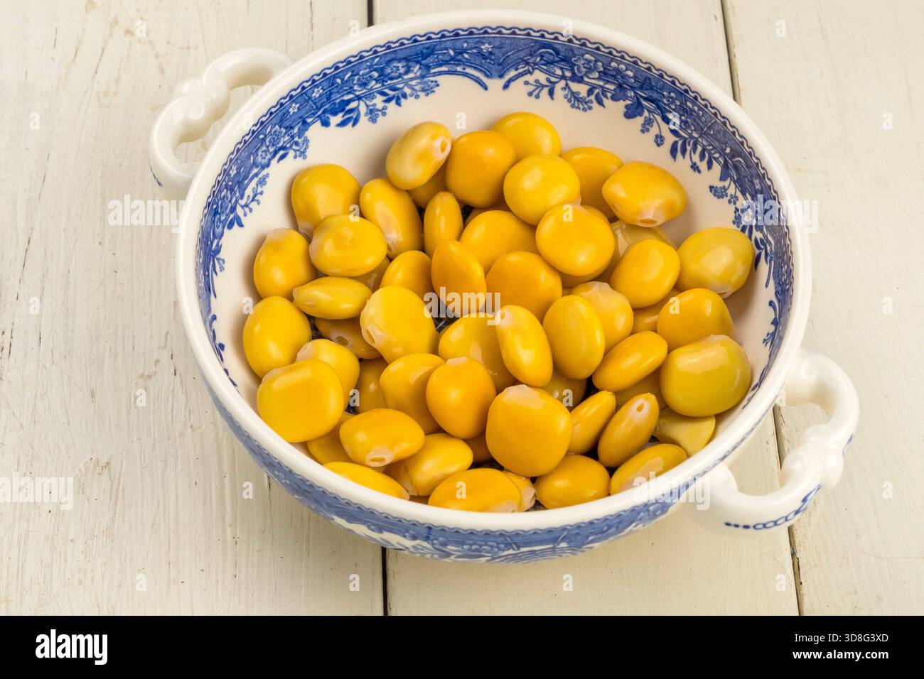 Bol décoré de haricots lupin sur une table Banque D'Images