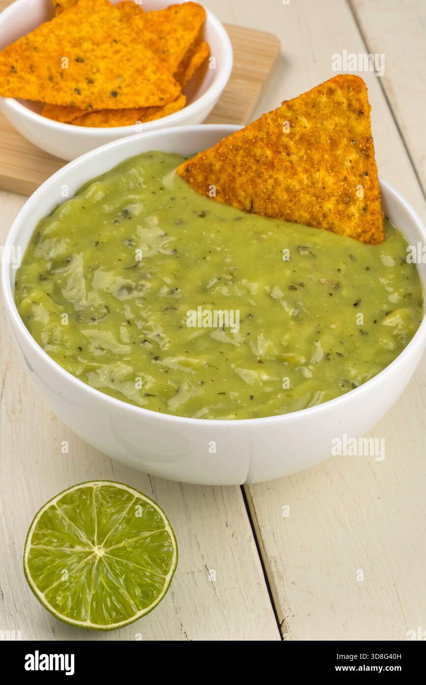 Bol avec guacamole et nachos Banque D'Images