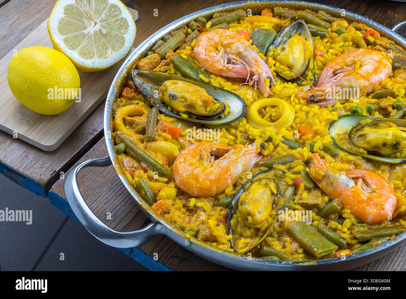 Paella aux fruits de mer sur une table Banque D'Images