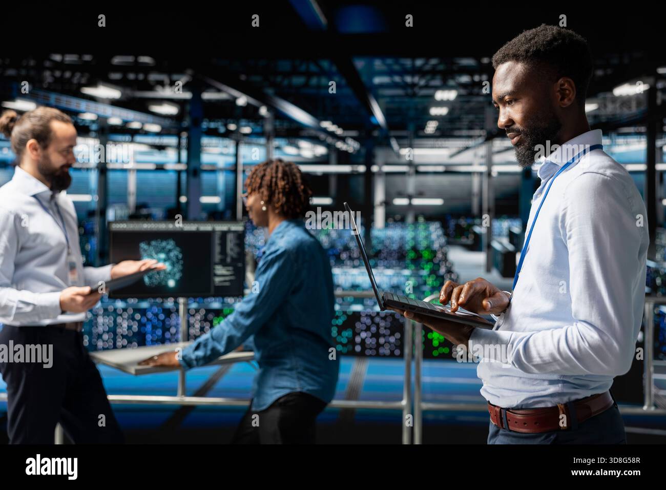 Technicien noir à côté de collègues examinant le code du réseau neuronal et les tableaux de bord de visualisation LLM. Spécialiste INFORMATIQUE de la salle des serveurs surveillant les performances du système à l'aide d'outils d'intelligence artificielle. Banque D'Images