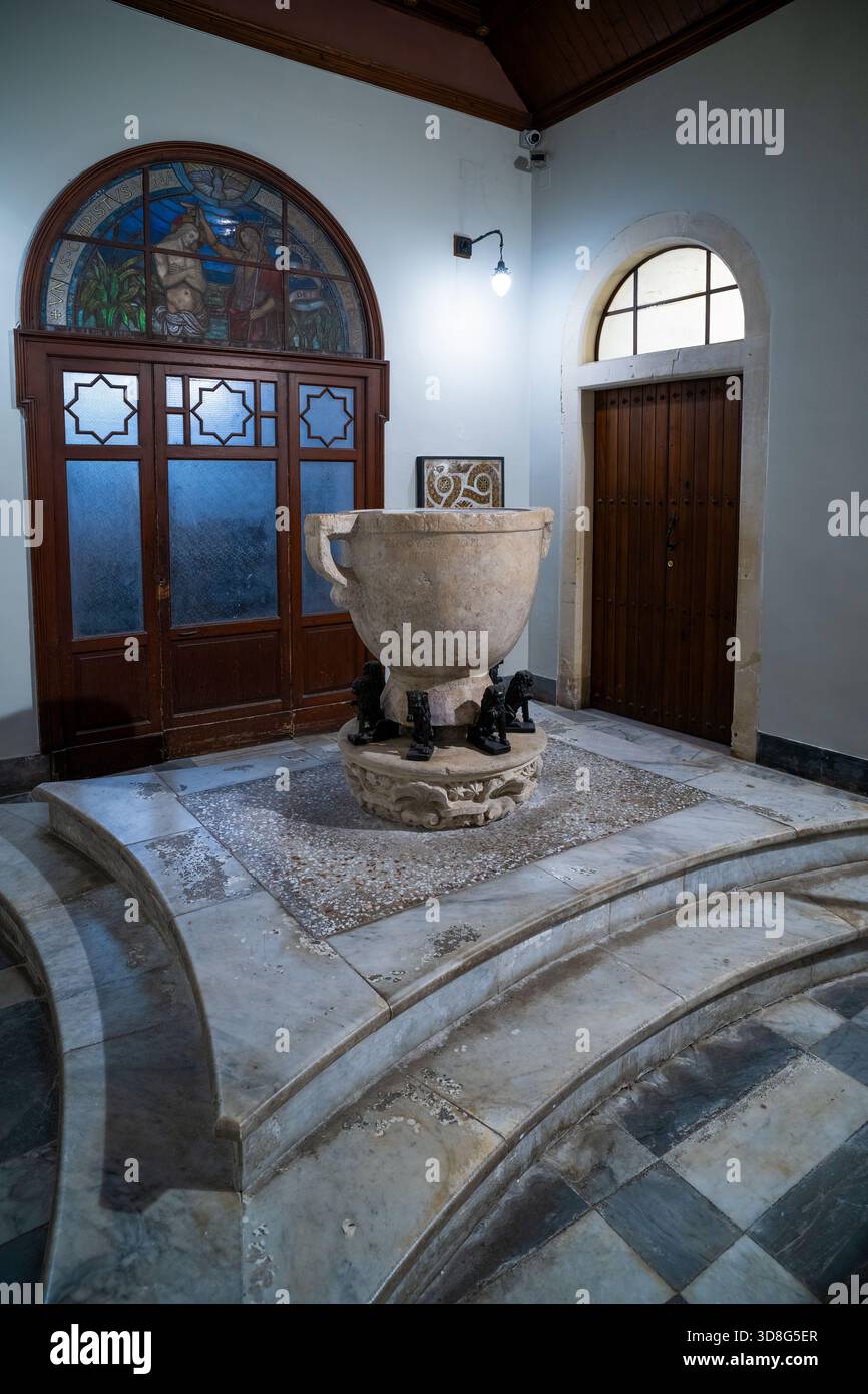 Superbe vue intérieure d'une église italienne ornée de motifs décorés. Banque D'Images