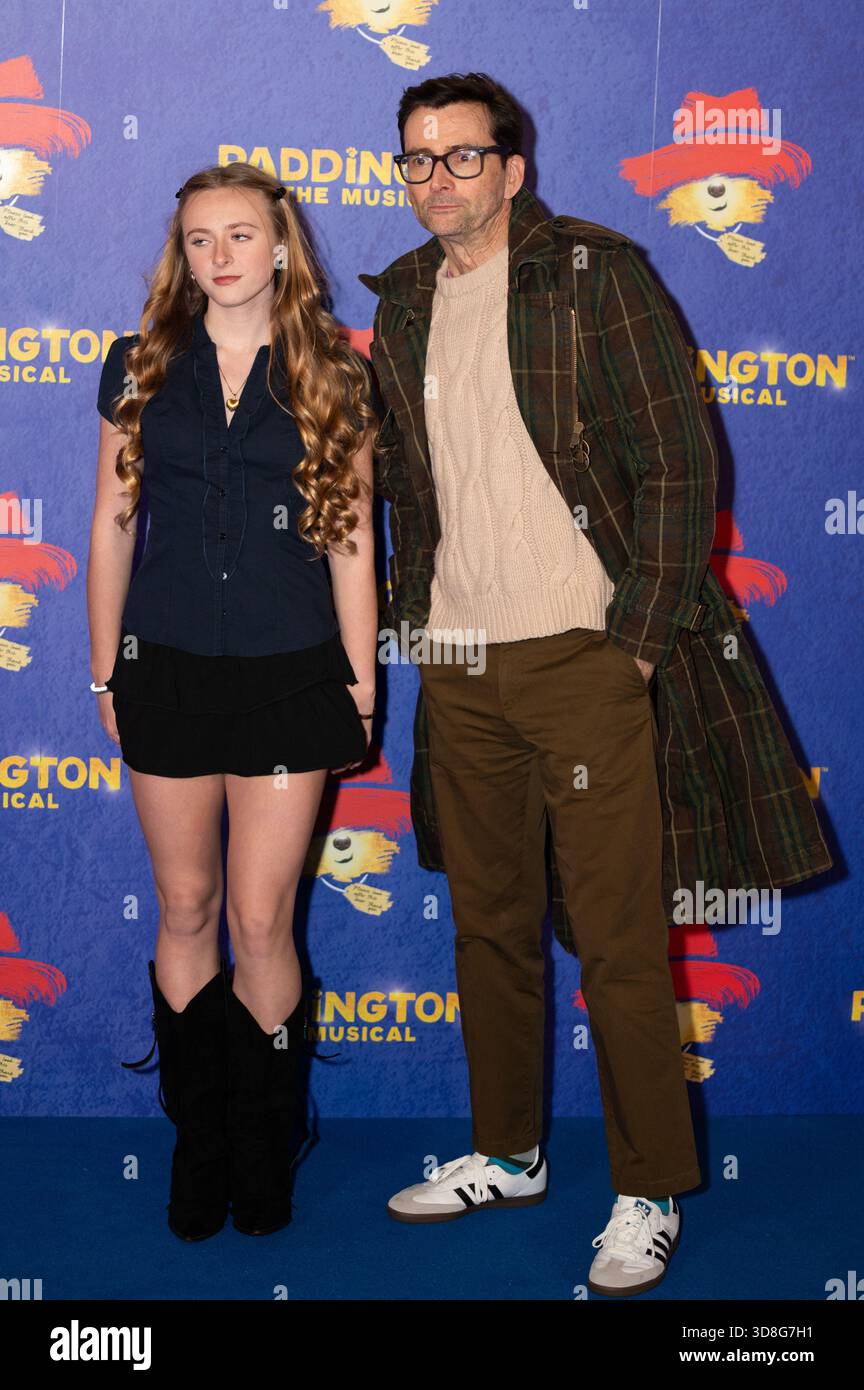 Londres, Royaume-Uni. 30h novembre 2025. Olive et David Tennant assistent à l'ouverture de Paddington la comédie musicale au Savoy Theatre. Cristina Massei/EmpicsAlamy Live News Banque D'Images