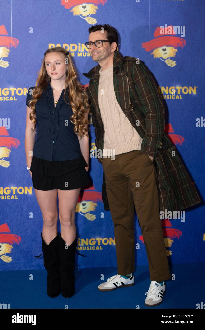 Londres, Royaume-Uni. 30h novembre 2025. Olive et David Tennant assistent à l'ouverture de Paddington la comédie musicale au Savoy Theatre. Cristina Massei/EmpicsAlamy Live News Banque D'Images