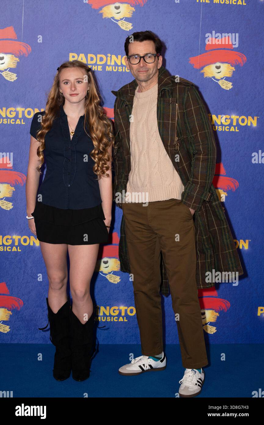Londres, Royaume-Uni. 30h novembre 2025. Olive et David Tennant assistent à l'ouverture de Paddington la comédie musicale au Savoy Theatre. Cristina Massei/EmpicsAlamy Live News Banque D'Images