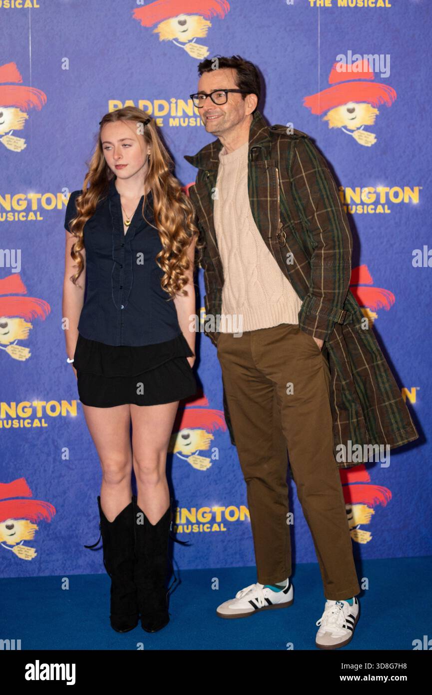 Londres, Royaume-Uni. 30h novembre 2025. Olive et David Tennant assistent à l'ouverture de Paddington la comédie musicale au Savoy Theatre. Cristina Massei/EmpicsAlamy Live News Banque D'Images