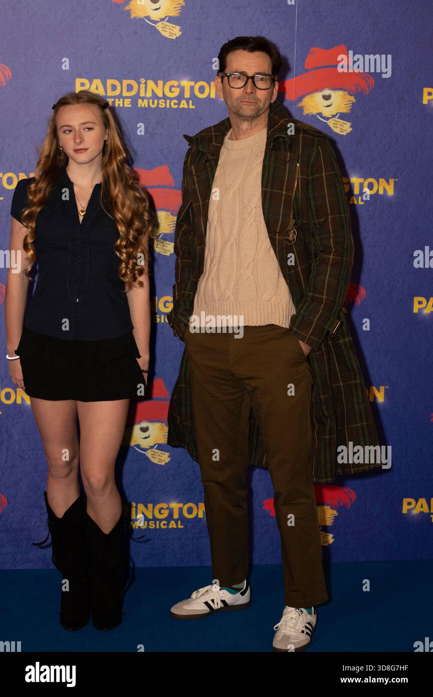 Londres, Royaume-Uni. 30h novembre 2025. Olive et David Tennant assistent à l'ouverture de Paddington la comédie musicale au Savoy Theatre. Cristina Massei/EmpicsAlamy Live News Banque D'Images