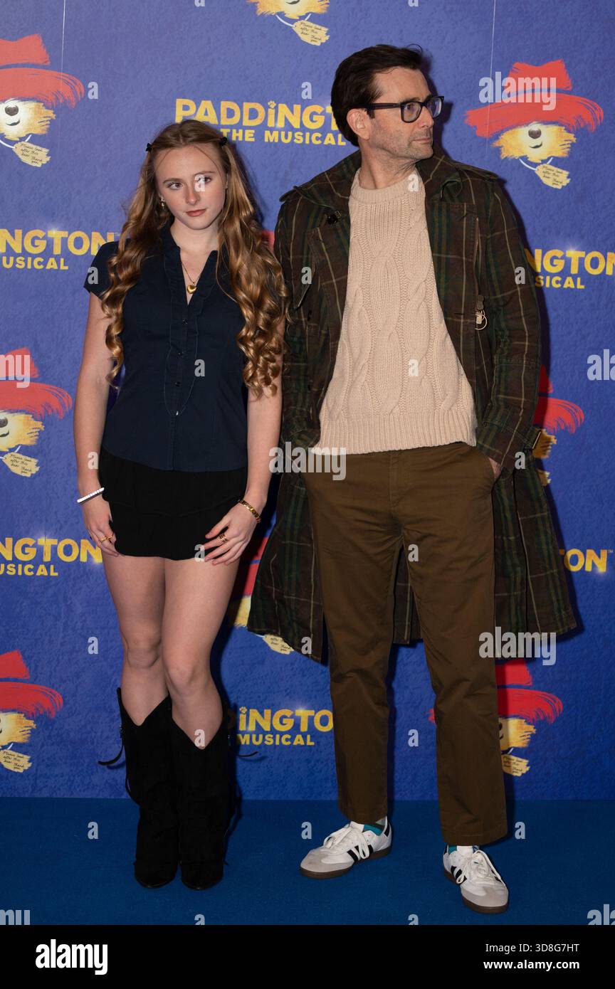 Londres, Royaume-Uni. 30h novembre 2025. Olive et David Tennant assistent à l'ouverture de Paddington la comédie musicale au Savoy Theatre. Cristina Massei/EmpicsAlamy Live News Banque D'Images