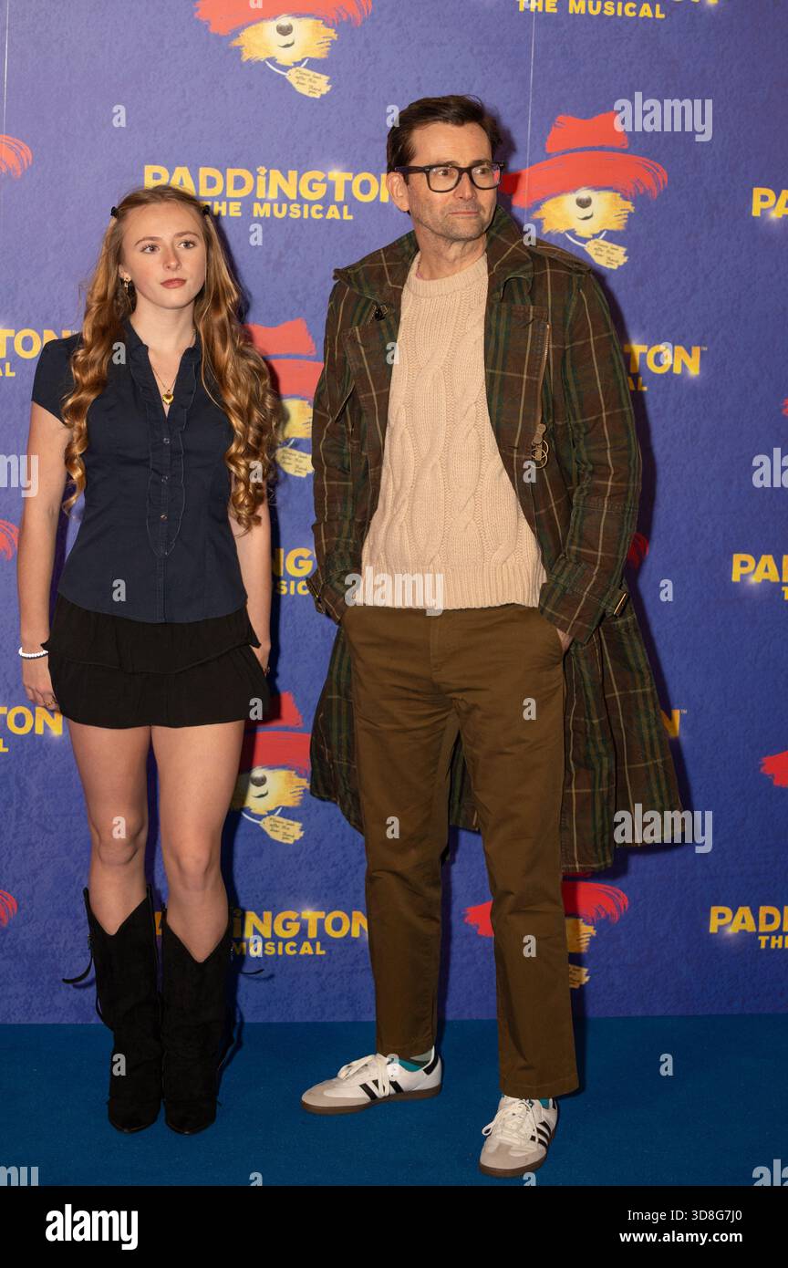 Londres, Royaume-Uni. 30h novembre 2025. Olive et David Tennant assistent à l'ouverture de Paddington la comédie musicale au Savoy Theatre. Cristina Massei/EmpicsAlamy Live News Banque D'Images