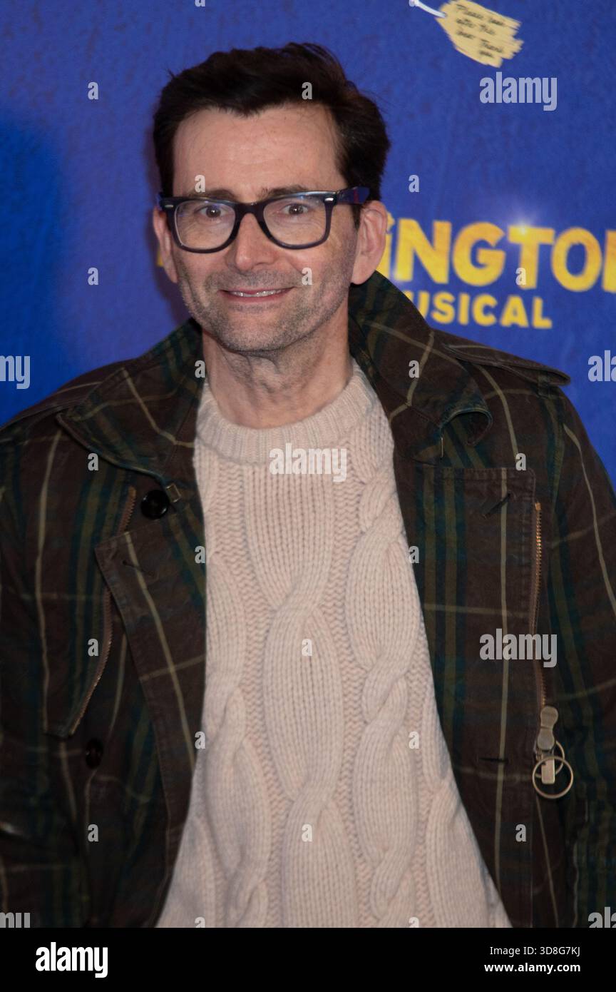 Londres, Royaume-Uni. 30h novembre 2025. David Tennant assiste à l'ouverture de Paddington la comédie musicale au Savoy Theatre. Cristina Massei/EmpicsAlamy Live News Banque D'Images