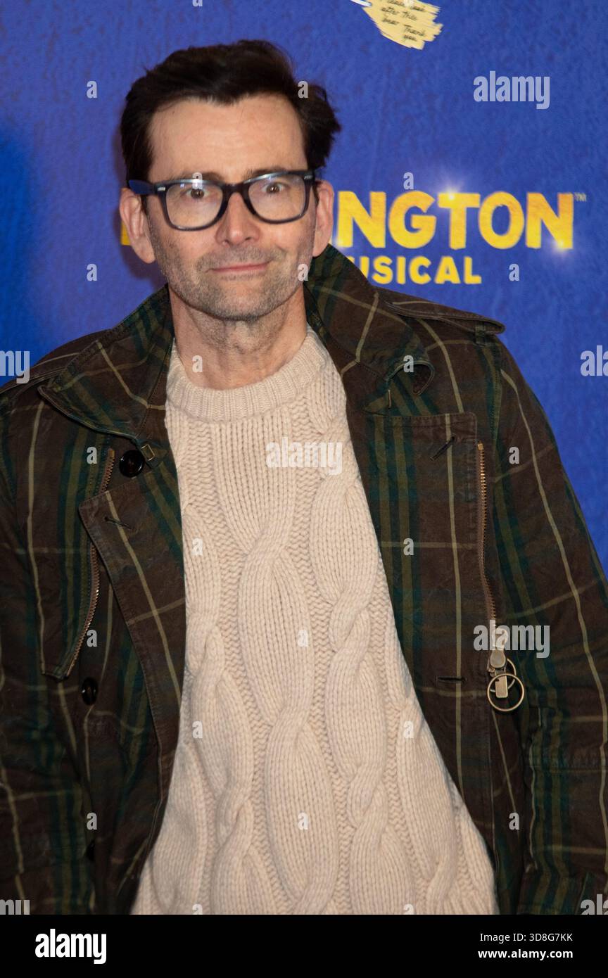 Londres, Royaume-Uni. 30h novembre 2025. David Tennant assiste à l'ouverture de Paddington la comédie musicale au Savoy Theatre. Cristina Massei/EmpicsAlamy Live News Banque D'Images