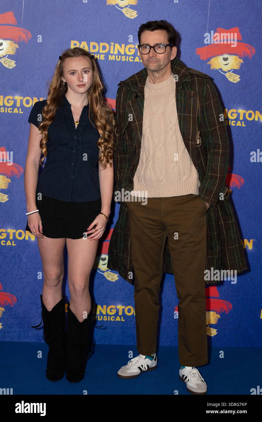 Londres, Royaume-Uni. 30h novembre 2025. Olive et David Tennant assistent à l'ouverture de Paddington la comédie musicale au Savoy Theatre. Cristina Massei/EmpicsAlamy Live News Banque D'Images