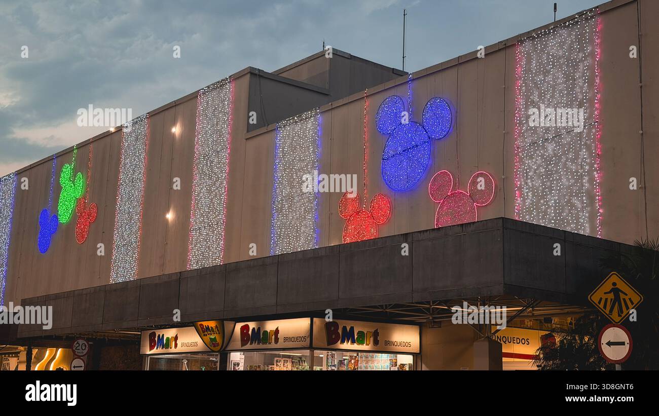 Décoration de Noël à l'extérieur du centre commercial Norte, à Sao Paulo, Brésil. 30 novembre 2025. Banque D'Images