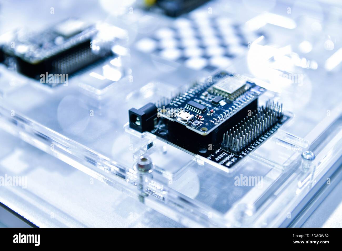 Plan macro de la carte de circuit imprimé (PCB) de la chaîne de production du processeur d'ordinateur dans un environnement lumineux en usine. Banque D'Images